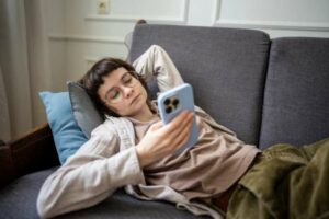 Conoce qué es la adicción a la dopamina, cómo identificarla y qué impacto puede tener en tu concentración y salud mental.