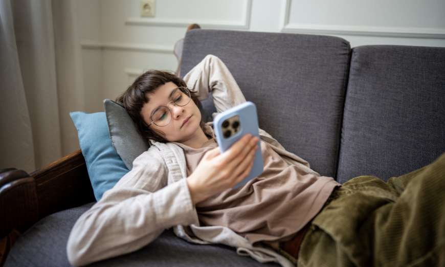 Conoce qué es la adicción a la dopamina, cómo identificarla y qué impacto puede tener en tu concentración y salud mental.