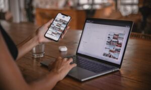 Descubre cuánto gana un community manager, sueldo y cómo aumentar los ingresos y qué estudiar para destacar en el sector.