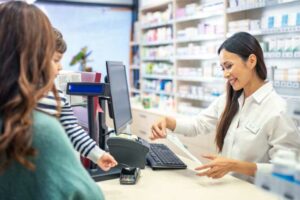 Descubre cómo saber si un medicamento lo cubre la Seguridad Social y qué herramientas usan los profesionales de farmacia para comprobarlo.