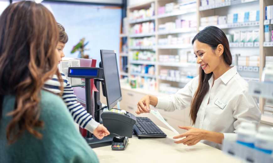 Descubre cómo saber si un medicamento lo cubre la Seguridad Social y qué herramientas usan los profesionales de farmacia para comprobarlo.