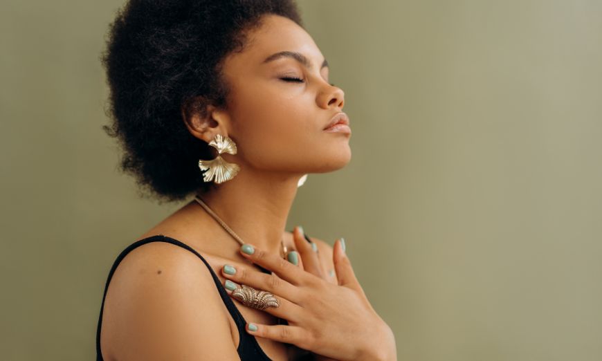 Persona meditando que representa el desarrollo de la conciencia y el autoconocimiento.