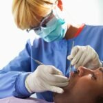 Funciones de un higienista dental durante una limpieza bucodental