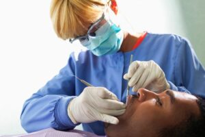 Funciones de un higienista dental durante una limpieza bucodental