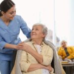 Aprende qué es un gerontólogo, qué enfermedades aborda, por qué es una profesión clave y cómo especializarte.