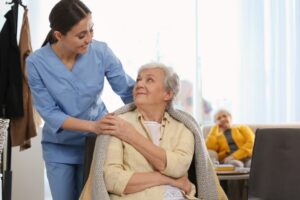 Aprende qué es un gerontólogo, qué enfermedades aborda, por qué es una profesión clave y cómo especializarte.