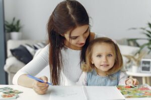 Descubre cuáles son las funciones del guía Montessori y su formación