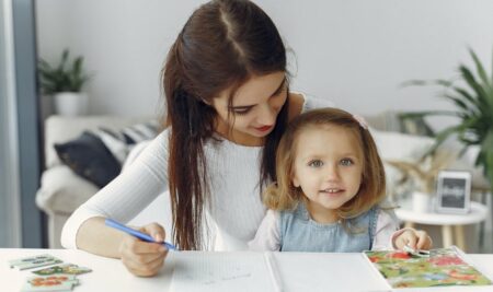 Descubre cuáles son las funciones del guía Montessori y su formación