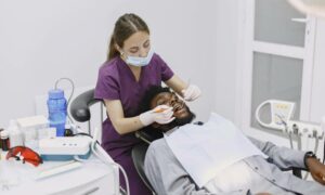 Descubre cuál es el trabajo de un higienista dental, cuál es su diferencia con un odontólogo y sus salidas laborales.