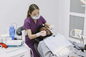 Descubre cuál es el trabajo de un higienista dental, cuál es su diferencia con un odontólogo y sus salidas laborales.