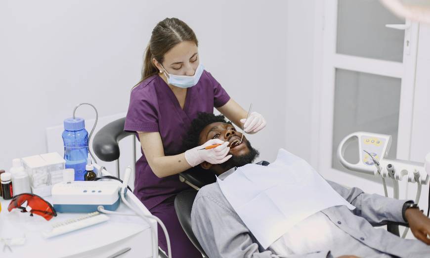 Descubre cuál es el trabajo de un higienista dental, cuál es su diferencia con un odontólogo y sus salidas laborales.