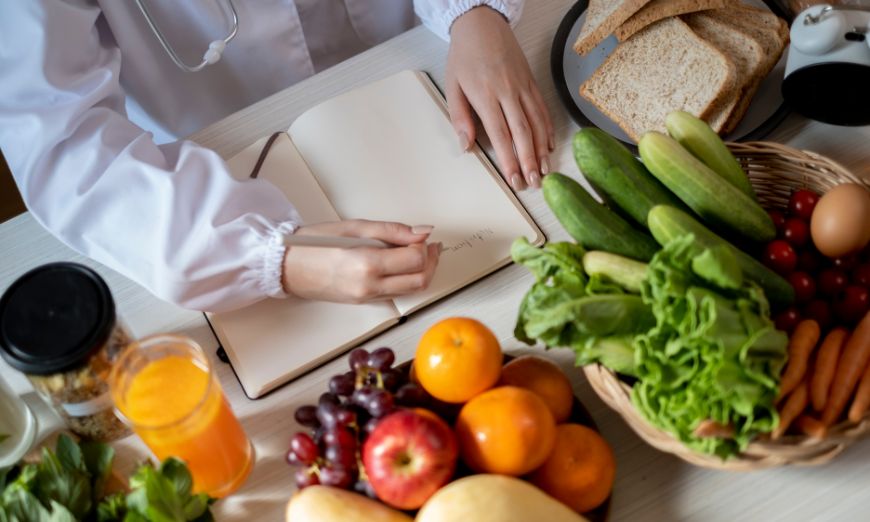 Entiende los riesgos del nutricionismo y cómo mejorar tus hábitos alimenticios con información clara y práctica.