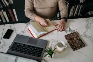 Descubre los pasos para escribir un libro y convierte tu idea en una historia real.