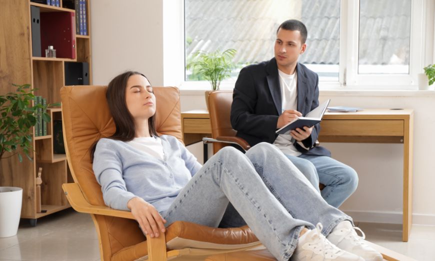 Conoce los peligros de la hipnosis y cómo protegerte de malas prácticas.