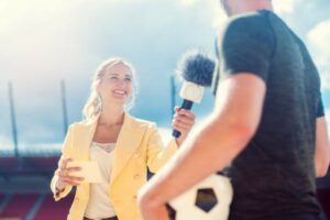 Descubre las funciones de un/a periodista deportivo, salidas profesionales y cómo formarte.