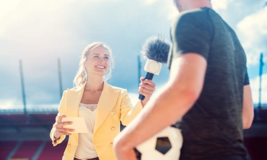 Descubre las funciones de un/a periodista deportivo, salidas profesionales y cómo formarte.