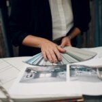 Interiorista trabajando en un proyecto que muestra las salidas laborales en interiorismo