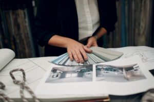 Interiorista trabajando en un proyecto que muestra las salidas laborales en interiorismo