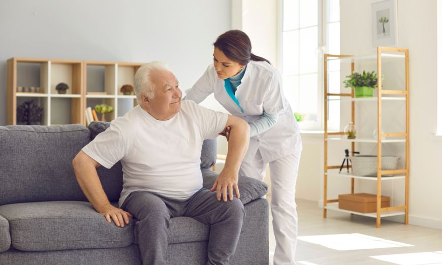 Descubre qué necesitas para ser auxiliar de geriatría