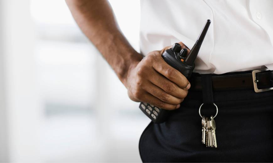 Descubre cuál es el sueldo de un vigilante de seguridad, los rangos en la seguridad privada, las horas de trabajo y los estudios necesarios.
