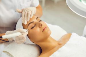 Conoce los tipos de tratamiento rejuvenecimiento facial más efectivos y sus beneficios.